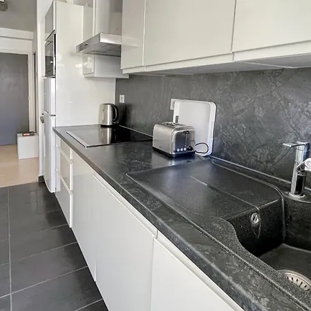 2 Modern, Terrace And Parking Apartmán *